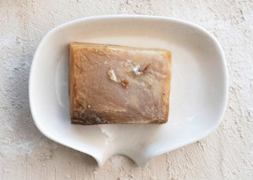 Jabonera de gres con boquilla antigoteo en blanco
