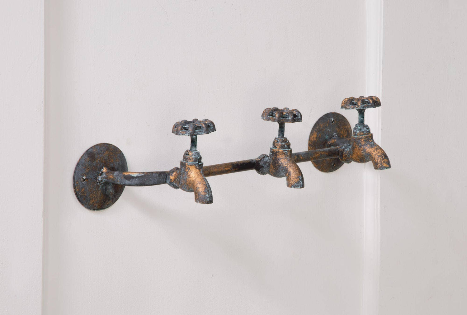 Gancho de pared con espita de agua de 3 perillas
